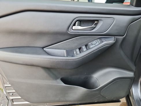Used 2024 Nissan Rogue SV FWD image 13