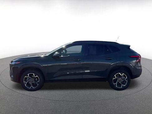 Used 2025 Chevrolet Trax LT w/ LT Convenience Package image 9