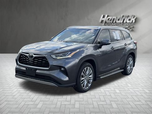Used 2024 Toyota Highlander Platinum FWD image 5