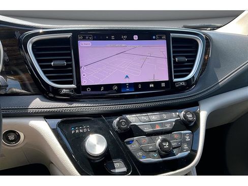 Certified 2023 Chrysler Pacifica Limited AWD/4WD image 9