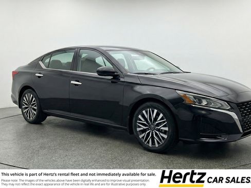 Used 2025 Nissan Altima 2.5 SV image 1