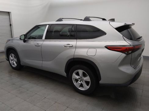 Used 2022 Toyota Highlander L FWD image 3