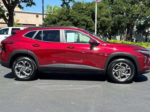 Used 2025 Chevrolet Trax LT w/ Driver Confidence Package image 2