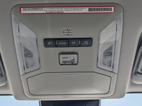 Used 2024 Toyota RAV4 XLE AWD/4WD image 32