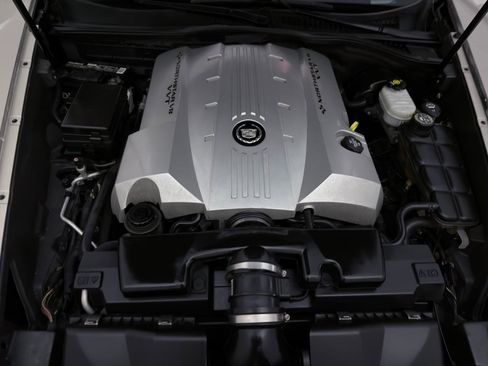 Used 2006 Cadillac XLR RWD image 40