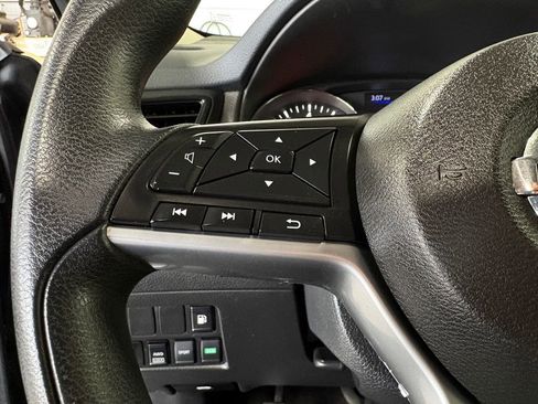 Used 2018 Nissan Rogue SV image 21