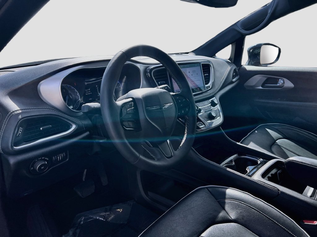 Used 2025 Chrysler Pacifica Limited FWD image 9