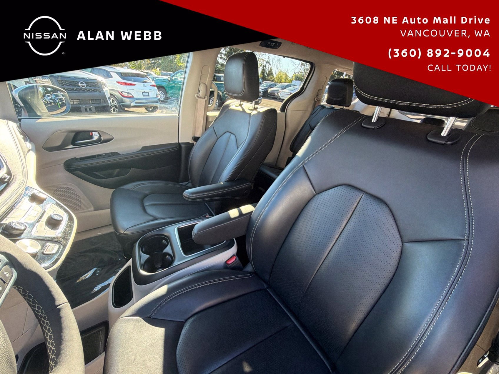 Used 2023 Chrysler Pacifica Touring-L FWD image 12