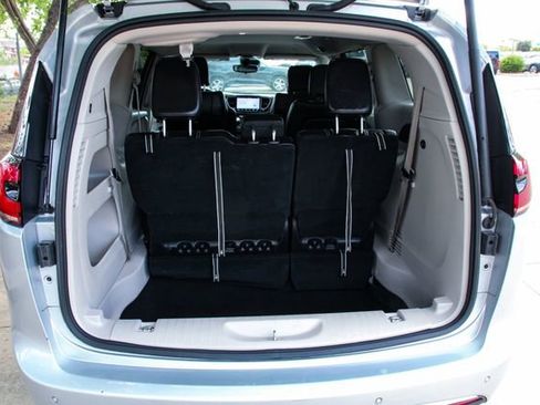 Used 2023 Chrysler Pacifica Touring-L image 41