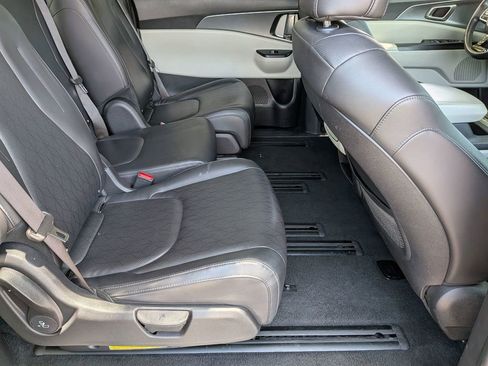 Used 2024 Kia Carnival LX FWD image 29