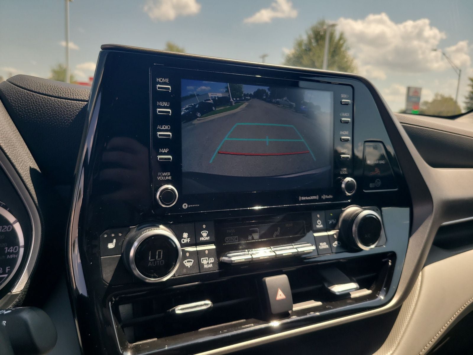 Used 2022 Toyota Highlander XLE AWD/4WD image 21