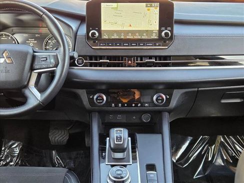 Used 2024 Mitsubishi Outlander SE image 16