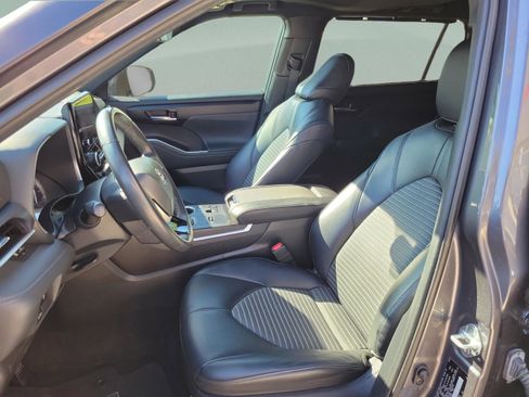 Used 2023 Toyota Highlander XSE FWD image 25