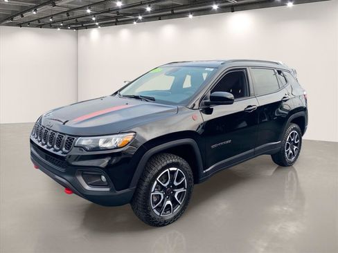 Used 2025 Jeep Compass Trailhawk w/ Trailer Tow Group AWD/4WD image 3