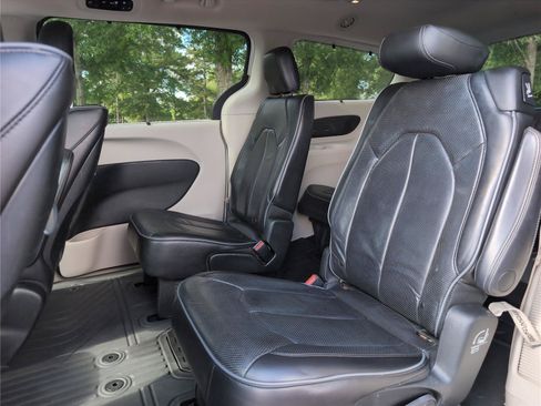 Used 2018 Chrysler Pacifica Limited FWD image 35