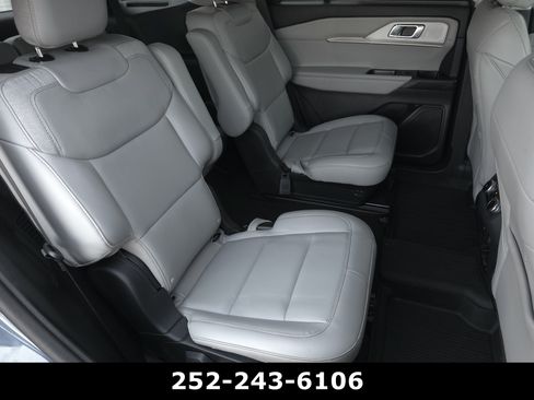 Used 2025 Ford Explorer Active w/ Active Comfort Package RWD image 43