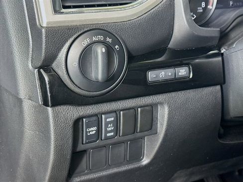 Used 2021 Nissan Titan SV w/ SV Convenience Package image 12