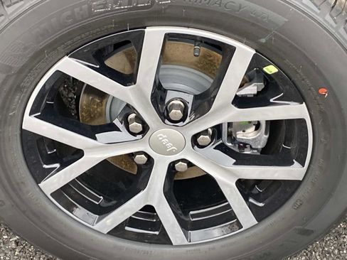 New 2025 Jeep Grand Cherokee Limited image 6