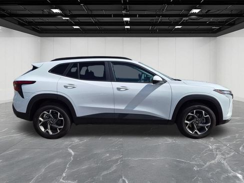 Used 2025 Chevrolet Trax LT FWD image 6
