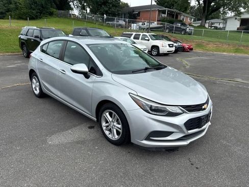 Used 2018 Chevrolet Cruze LT w/ Convenience Package FWD image 2