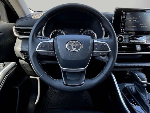 Used 2022 Toyota Highlander XLE image 11