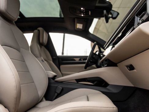 Certified 2025 Porsche Macan 4 Electric image 40