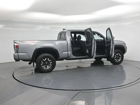 Used 2020 Toyota Tacoma TRD Off-Road w/ Technology Package AWD/4WD image 4