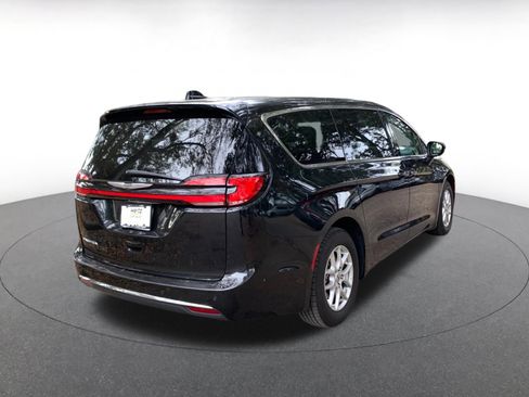 Used 2023 Chrysler Pacifica Touring-L image 7