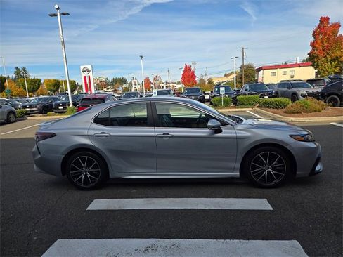Used 2022 Toyota Camry SE image 6