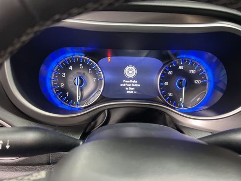 Used 2025 Chrysler Pacifica Select image 23