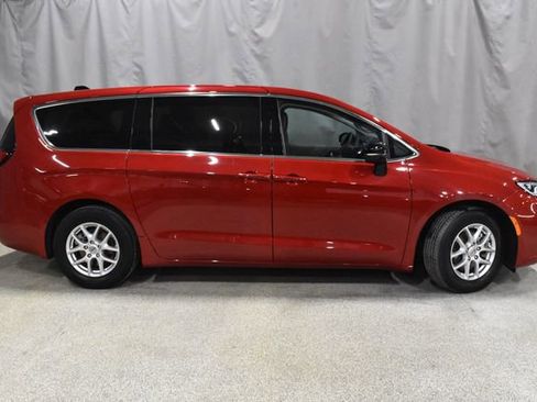 Certified 2024 Chrysler Pacifica Touring-L image 3