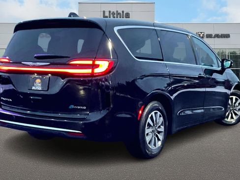 Used 2024 Chrysler Pacifica Select image 23