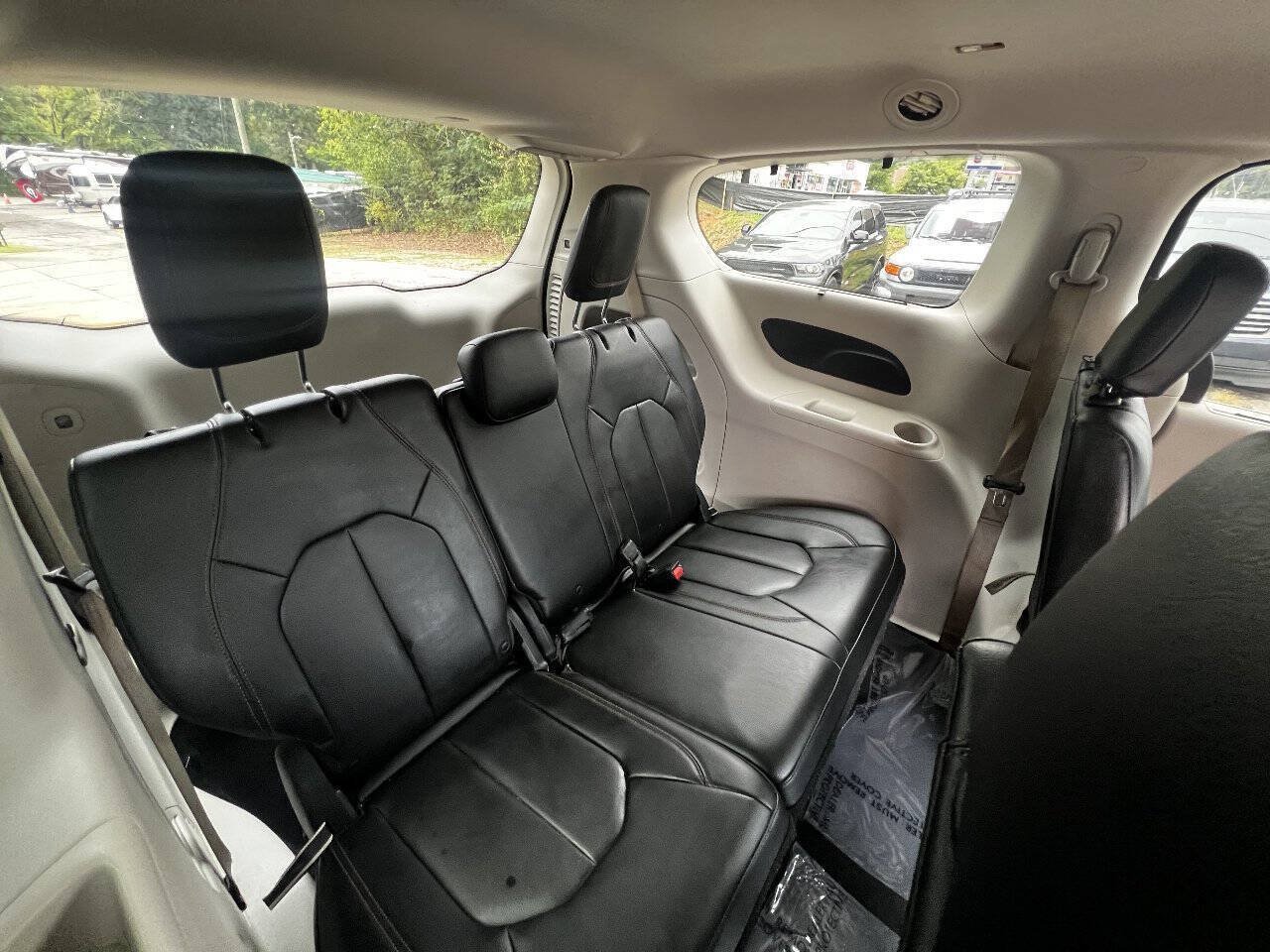 Used 2017 Chrysler Pacifica Touring-L FWD image 11