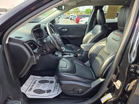Used 2019 Jeep Cherokee Trailhawk AWD/4WD image 14