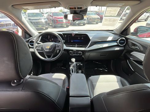 Used 2025 Chevrolet Trax LT FWD image 25