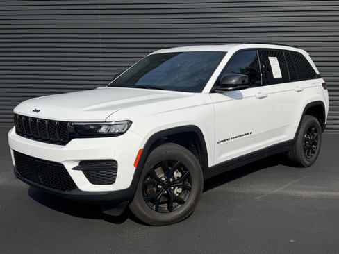 Used 2025 Jeep Grand Cherokee Altitude RWD image 1