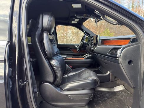 Used 2019 Lincoln Navigator Reserve image 30