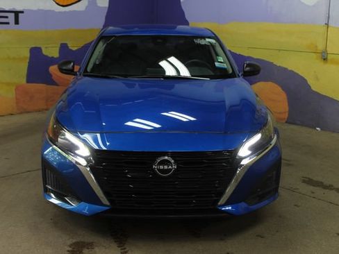 Used 2025 Nissan Altima 2.5 SV FWD image 3
