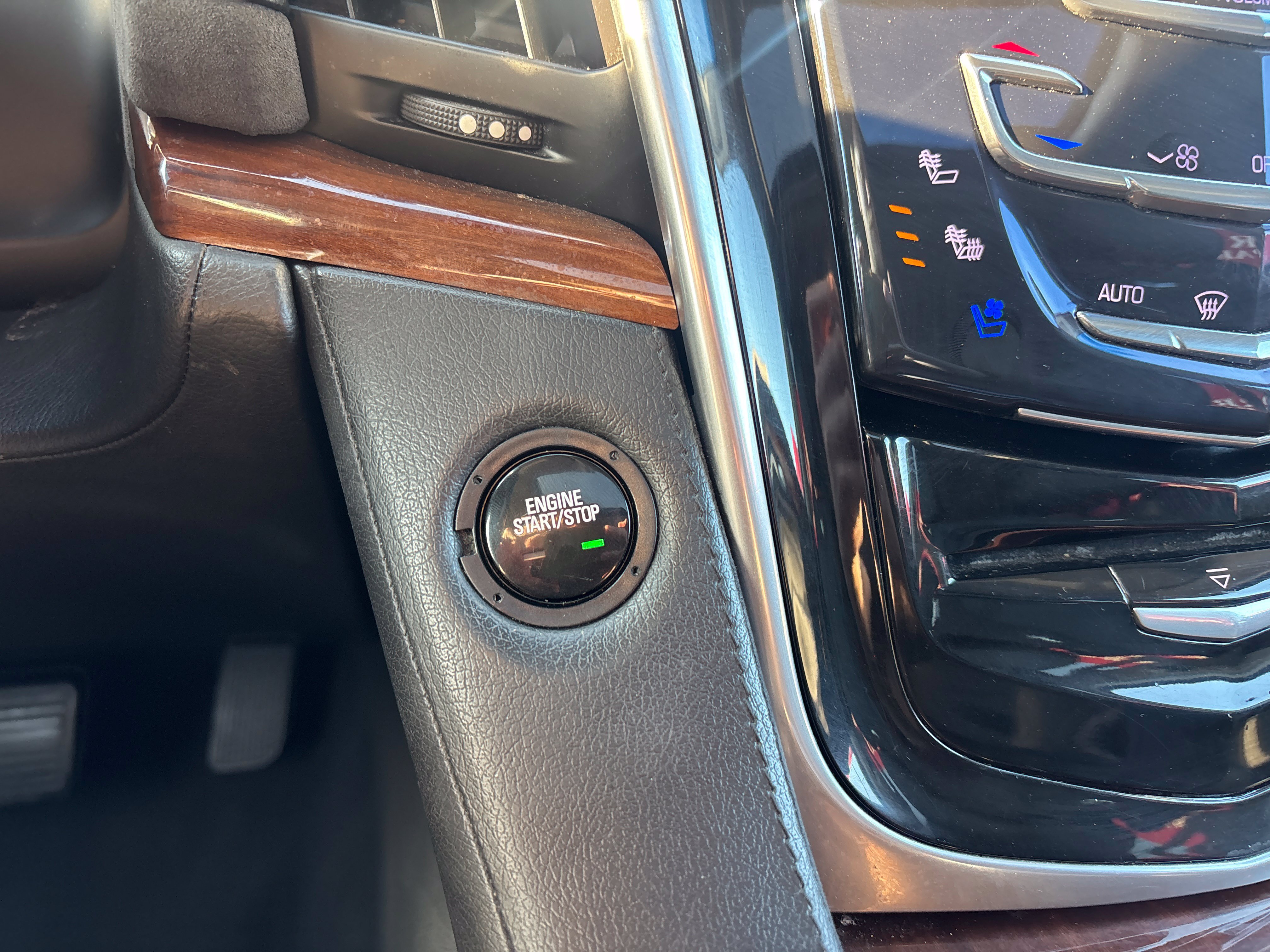 Used 2019 Cadillac Escalade ESV Luxury AWD/4WD image 23