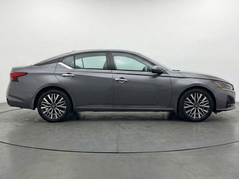 Used 2025 Nissan Altima 2.5 SV FWD image 11