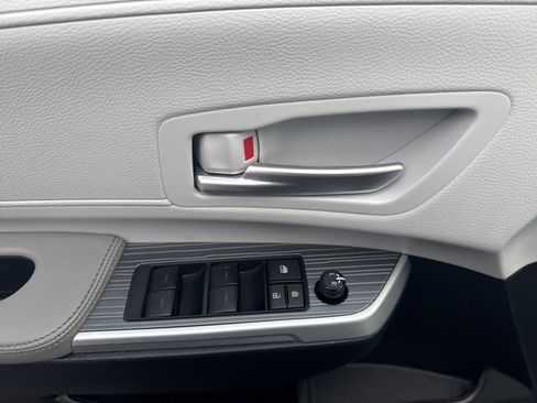 Used 2025 Toyota Sienna XLE image 9