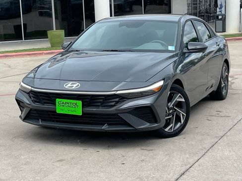 Used 2025 Hyundai Elantra Sport FWD image 9