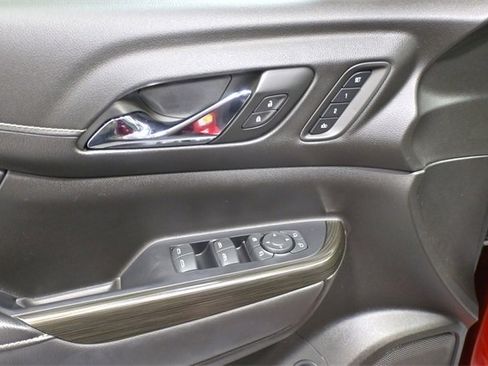 Used 2022 GMC Acadia SLT w/ Technology Package image 17