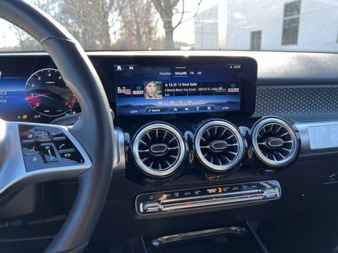 Certified 2025 Mercedes-Benz GLB 250 4MATIC image 31