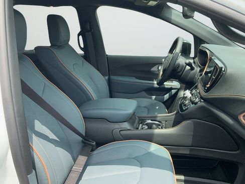 New 2027 Chrysler Pacifica Pinnacle w/ Theater Group FWD image 22