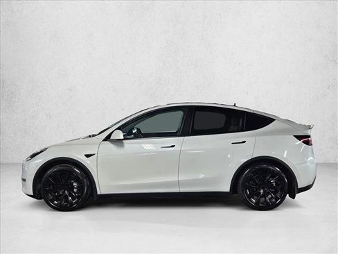 Used 2021 Tesla Model Y Long Range image 9