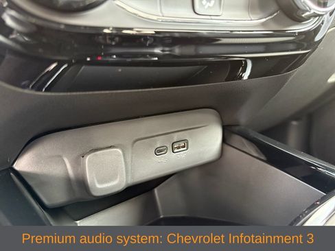 Used 2025 Chevrolet Trax LT w/ LT Convenience Package FWD image 4