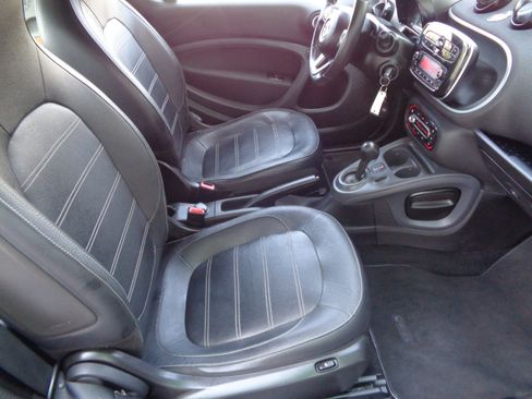 Used 2016 smart fortwo passion image 18