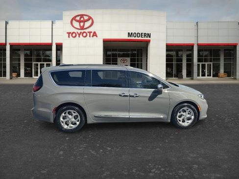 Used 2022 Chrysler Pacifica Limited FWD image 4