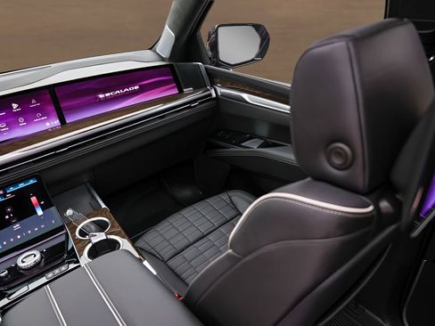 Certified 2025 Cadillac Escalade Sport Platinum w/ LPO, ONYX Package AWD/4WD image 29